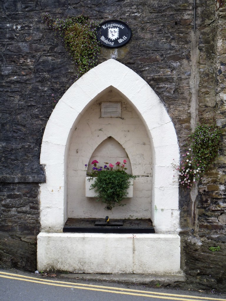 Photograph of the Kingswear Wishing Well, Kingswear, 2017, copyright Michael Dibb and licensed for reuse under a CC-BY-SA 2.0 Creative Commons Licence.